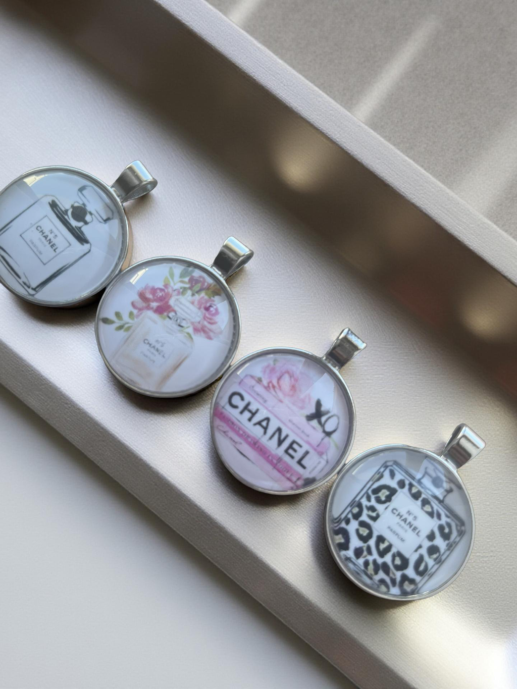 ✨Glass Photo Keepsake✨(READ DESCRIPTION BELOW)
Tip: Close-up photos work best. If you’re unsure, upload multiple — I’ll choose the best one.